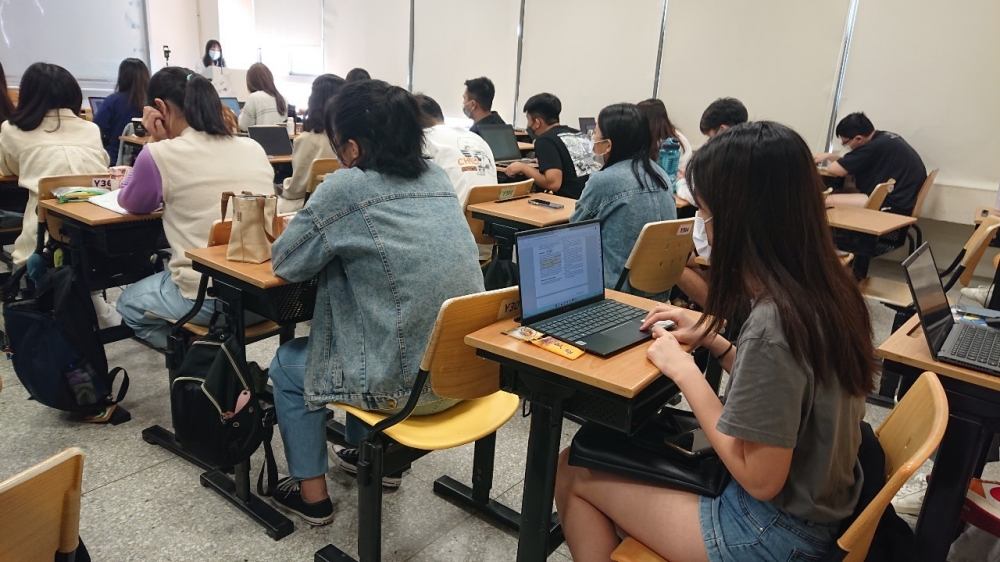 LINE_ALBUM_20221017回首來時也無風雨也無晴-英文期刊導讀_221027_7.jpg LINE_ALBUM_20221017回首來時也無風雨也無晴-英文期刊導讀_221027_7.jpg